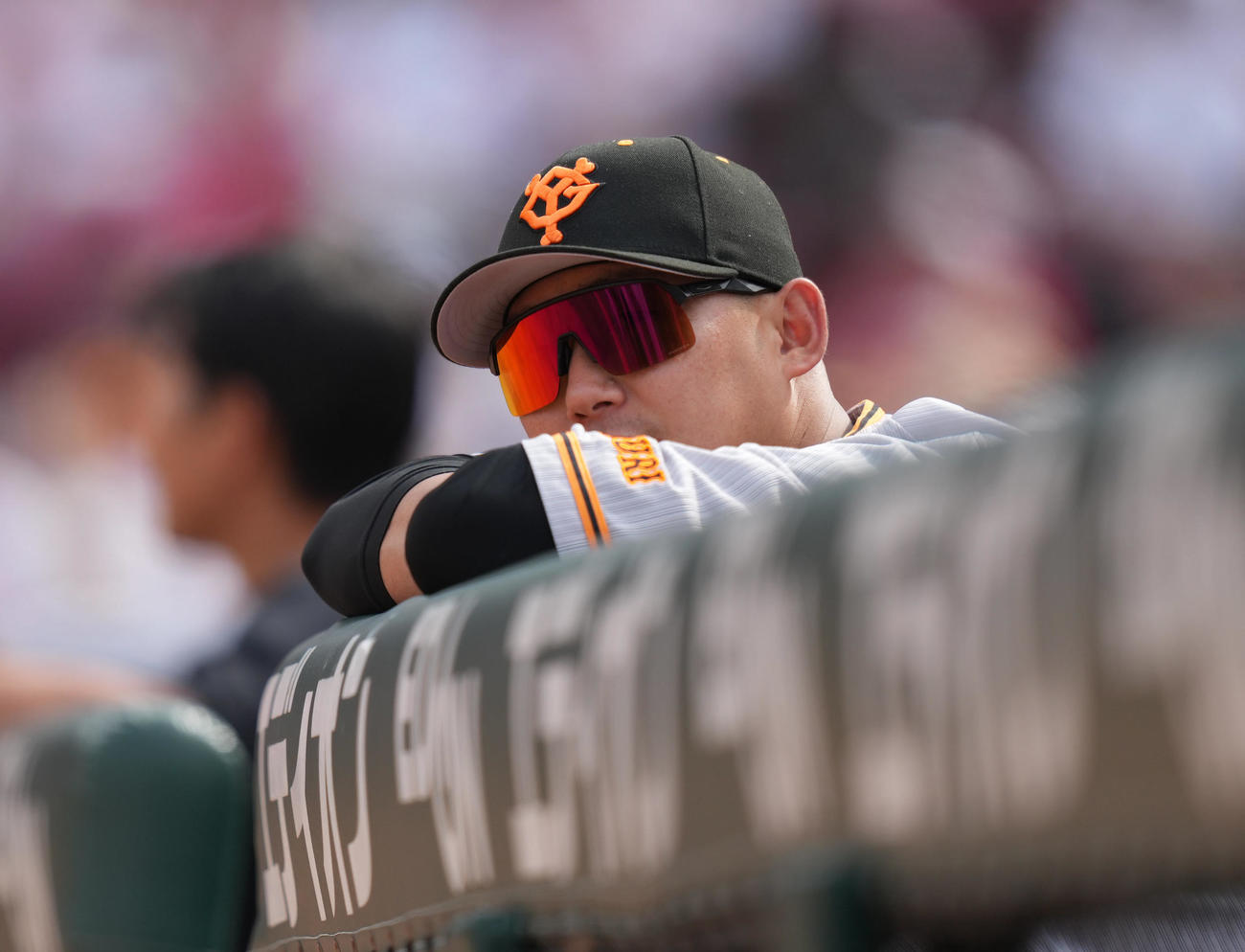 広島対巨人　6回裏、4回裏に交代しベンチからグラウンドを見つめる中田翔（撮影・狩俣裕三）