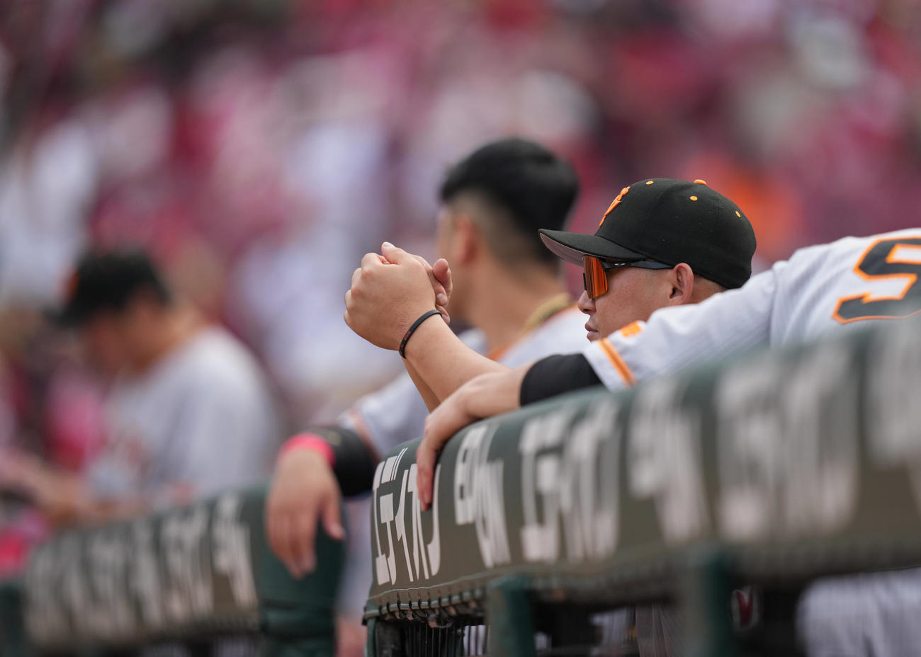 広島対巨人　試合に敗れ、しばらくグラウンドを見つめる中田翔（撮影・狩俣裕三）