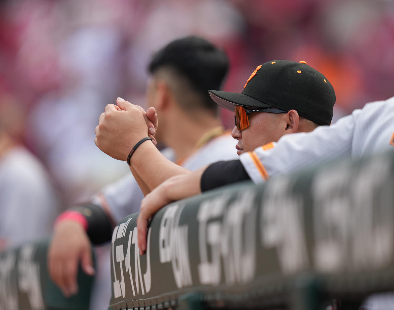 広島対巨人　試合に敗れ、しばらくグラウンドを見つめる中田翔（撮影・狩俣裕三）