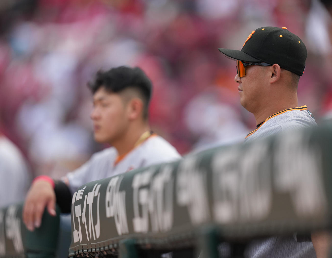 広島対巨人　試合に敗れ、しばらくグラウンドを見つめる中田翔。後方は岡本和（撮影・狩俣裕三）