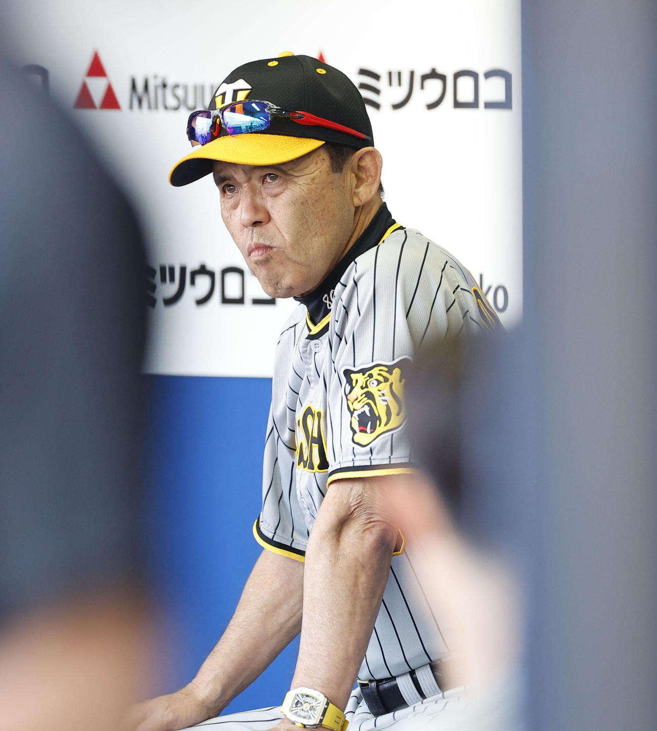 DeNA対阪神　8回、ベンチで厳しい表情を見せる阪神岡田監督（撮影・藤尾明華）