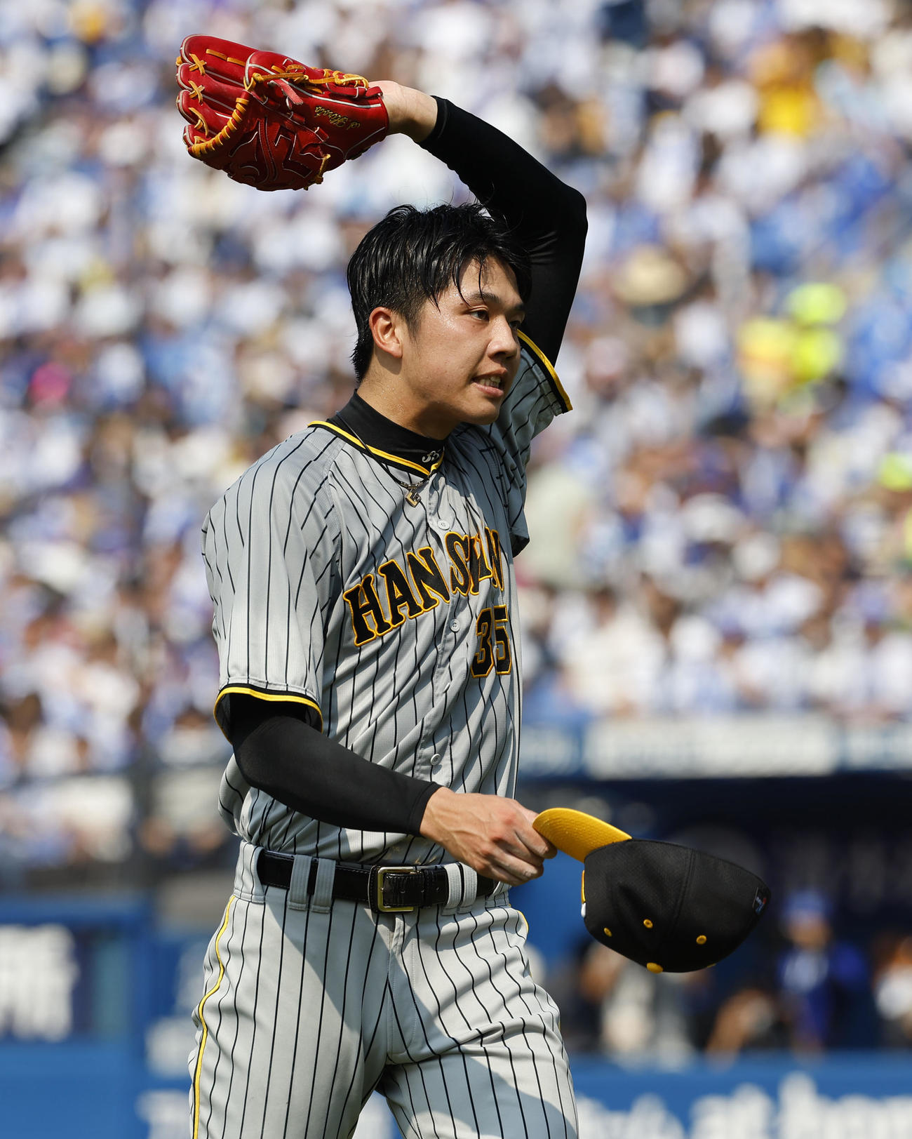 DeNA対阪神　2回裏、先制を許しベンチに戻る阪神才木（撮影・藤尾明華）