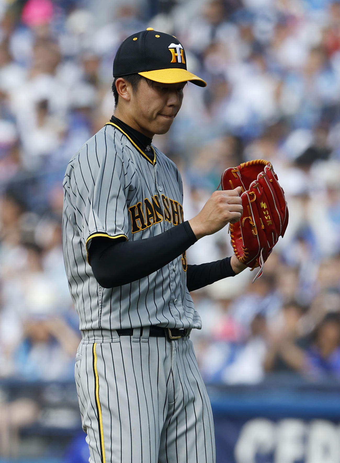 DeNA対阪神　3回裏DeNA無死一塁、指を気にする阪神才木（撮影・藤尾明華）
