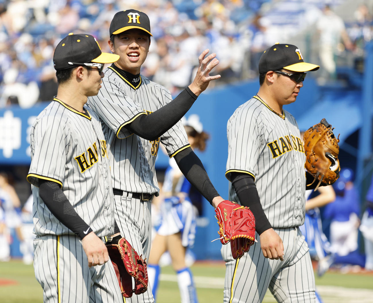 DeNA対阪神　4回を終えベンチに戻る阪神（左から）中野、才木、大山（撮影・藤尾明華）