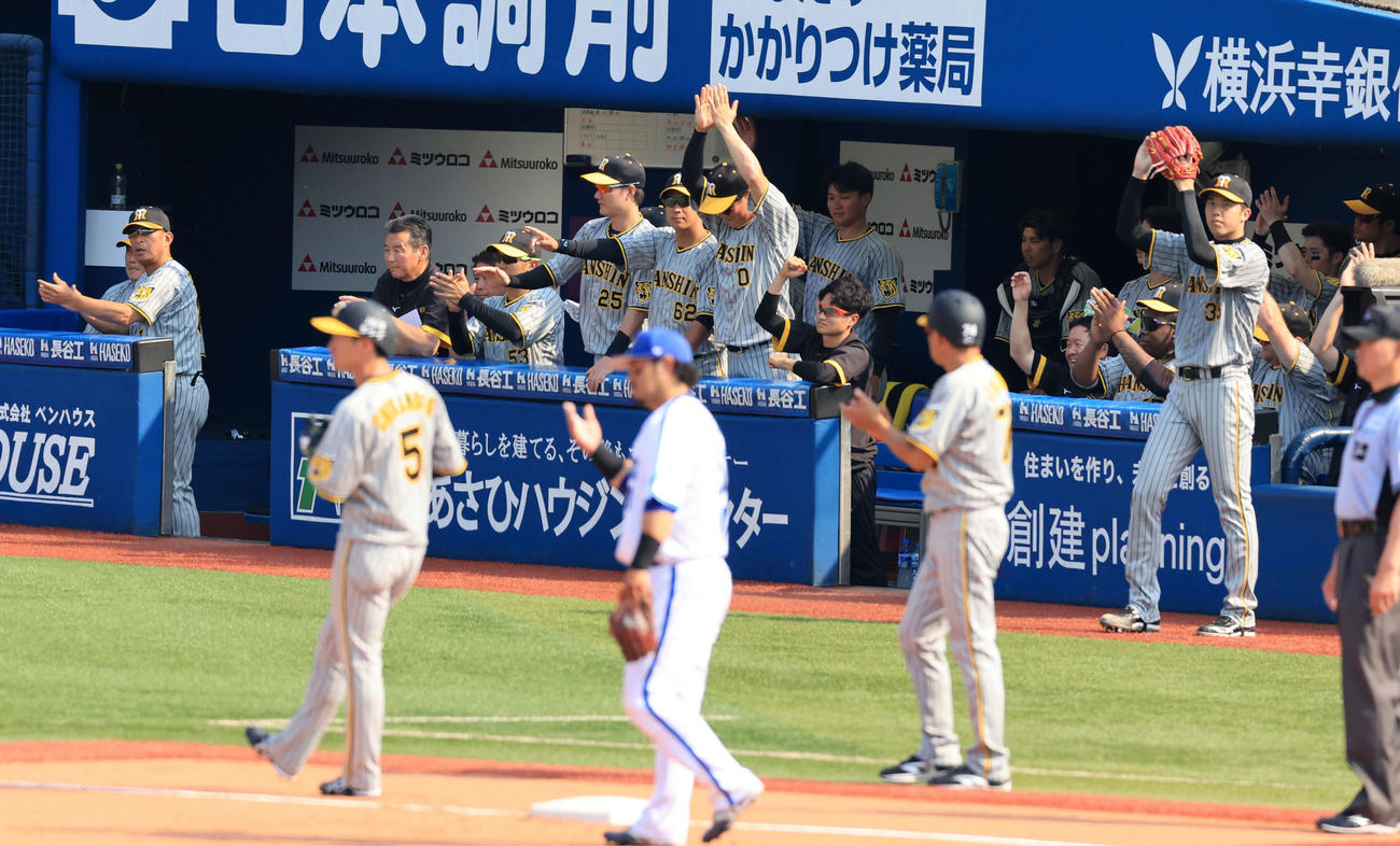 DeNA対阪神　5回表阪神2死一、二塁、前川が右適時打を放ち、喜ぶ阪神ベンチ（撮影・浅見桂子）