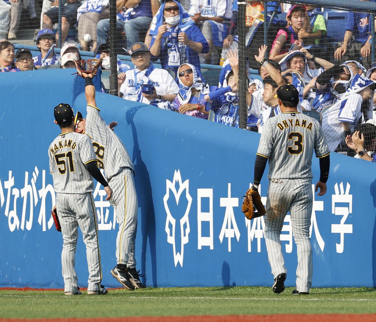 DeNA対阪神　5回裏DeNA1死、佐野の邪飛を好捕する阪神右翼手の前川（撮影・藤尾明華）