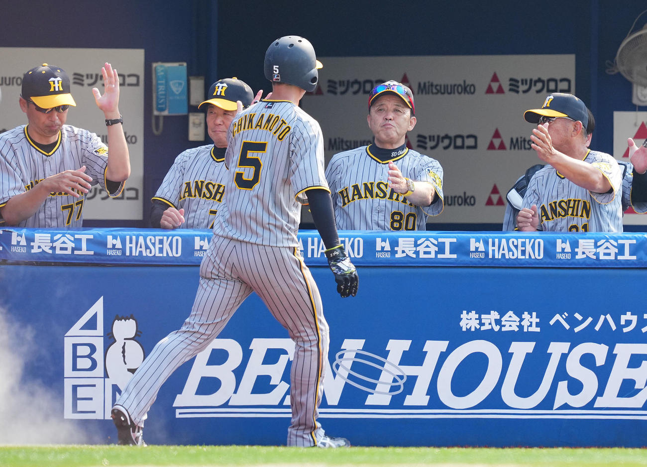 DeNA対阪神　5回表阪神2死一、三塁、大山の適時打で生還した近本（手前）を出迎える岡田監督（中央）ら（撮影・垰建太）