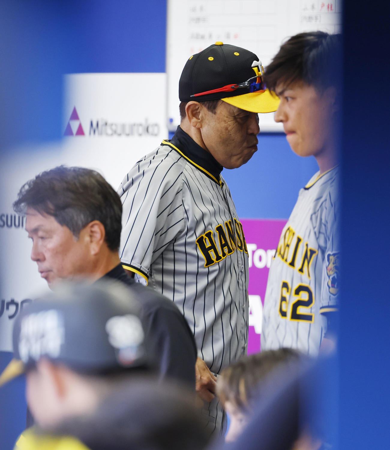 DeNA対阪神　DeNAに敗れ、ベンチを後にする阪神岡田監督（撮影・藤尾明華）