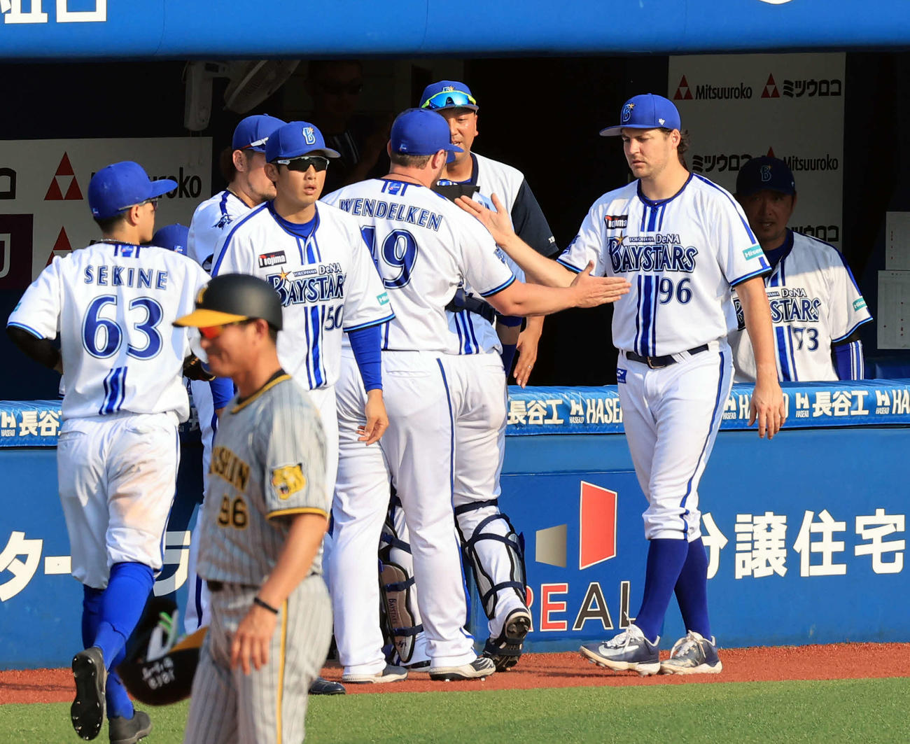 DeNA対阪神　7回表阪神2死満塁、森下を三振に仕留めたウェンデルケン（中央）をハイタッチで迎えるバウアー（右）（撮影・浅見桂子）