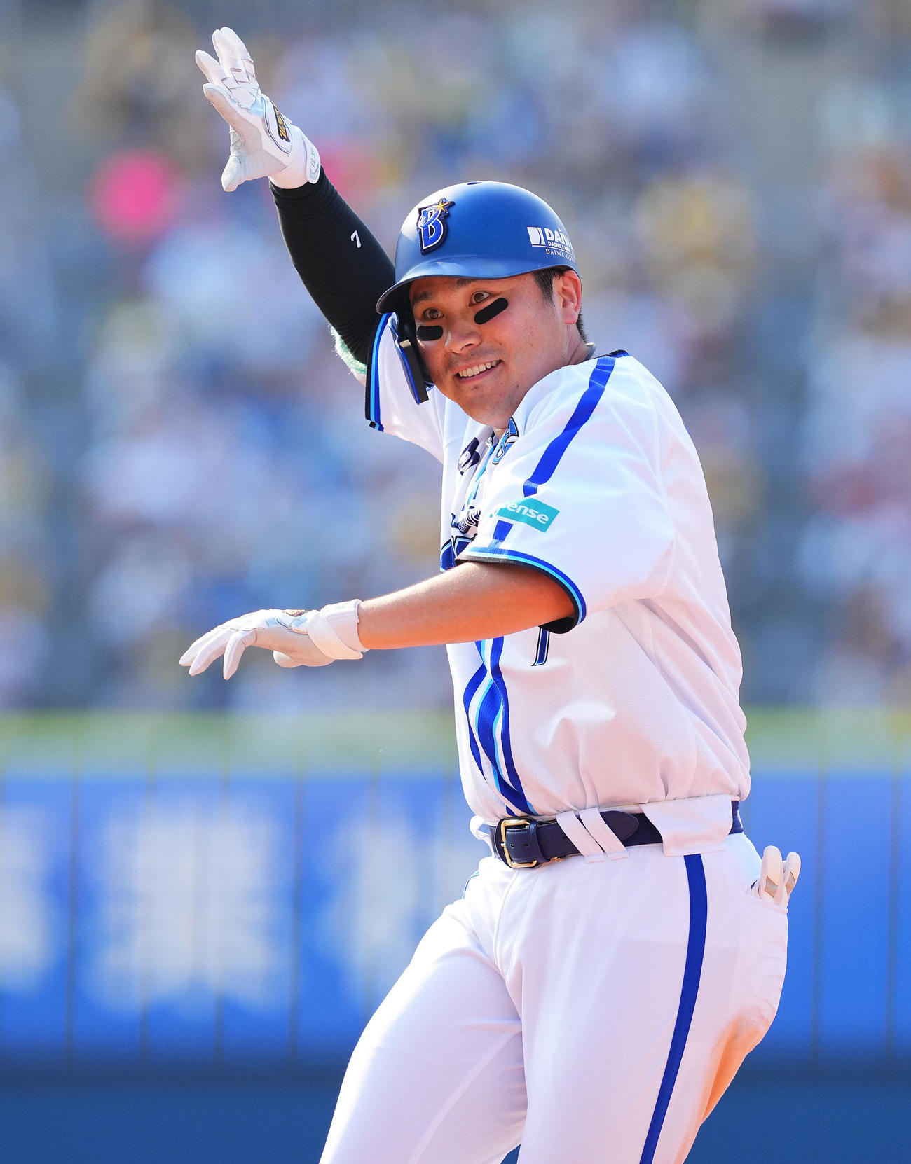 DeNA対阪神　6回裏DeNA2死一、三塁、適時打を放ちポーズを決める佐野（撮影・垰建太）