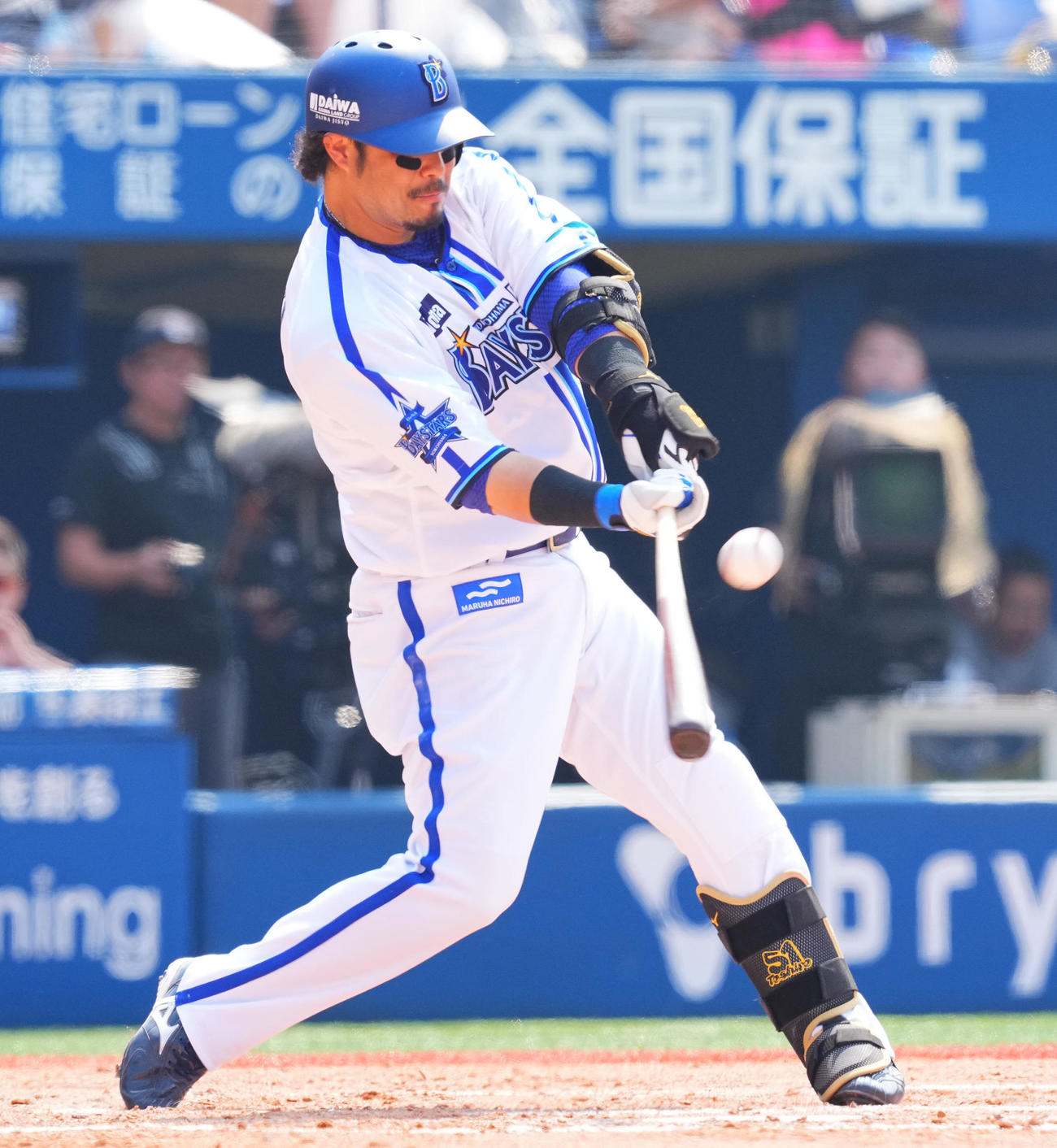 DeNA対阪神　2回裏DeNA1死、二塁打を放つ宮崎（撮影・垰建太）