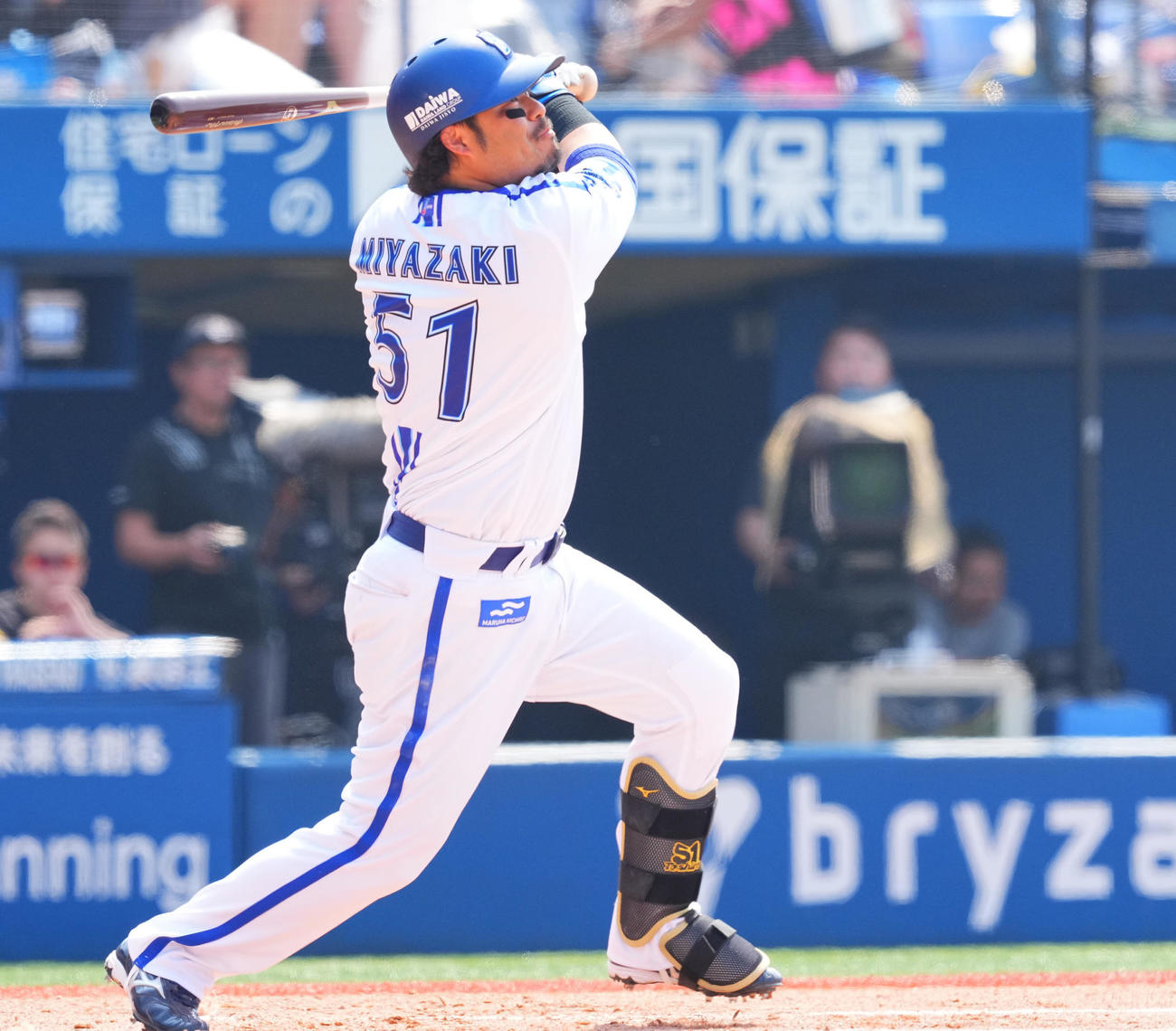 DeNA対阪神　2回裏DeNA1死、二塁打を放つ宮崎（撮影・垰建太）