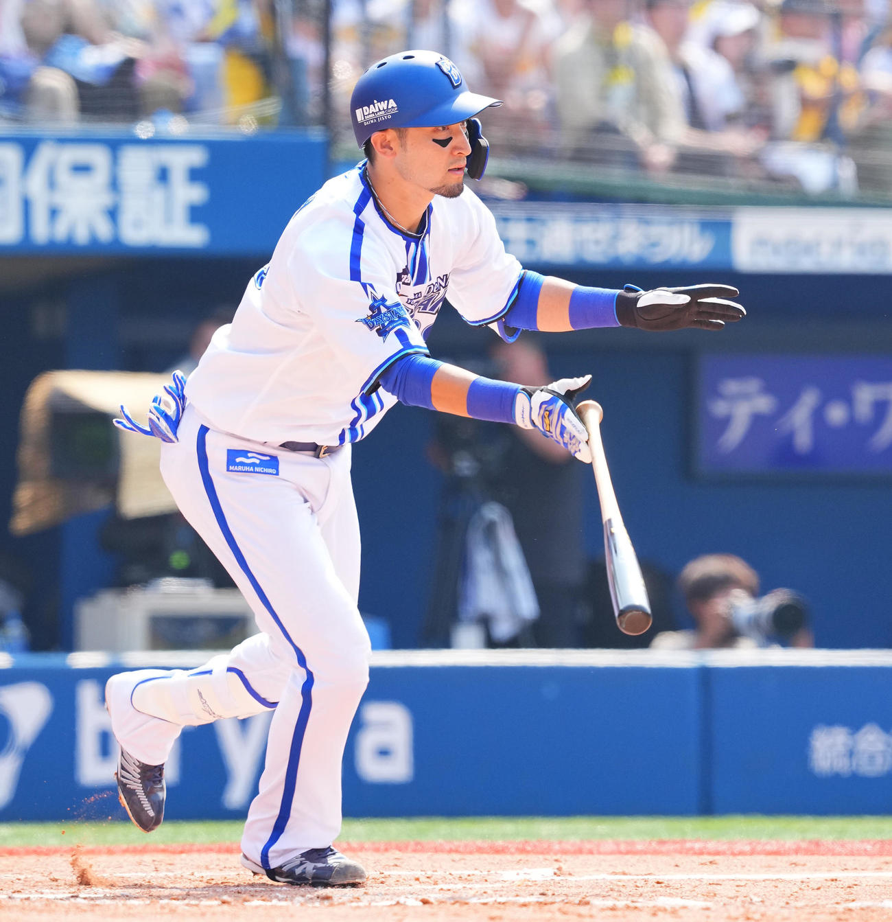 DeNA対阪神　2回裏DeNA1死満塁、先制となる犠飛を放つ伊藤光（撮影・垰建太）
