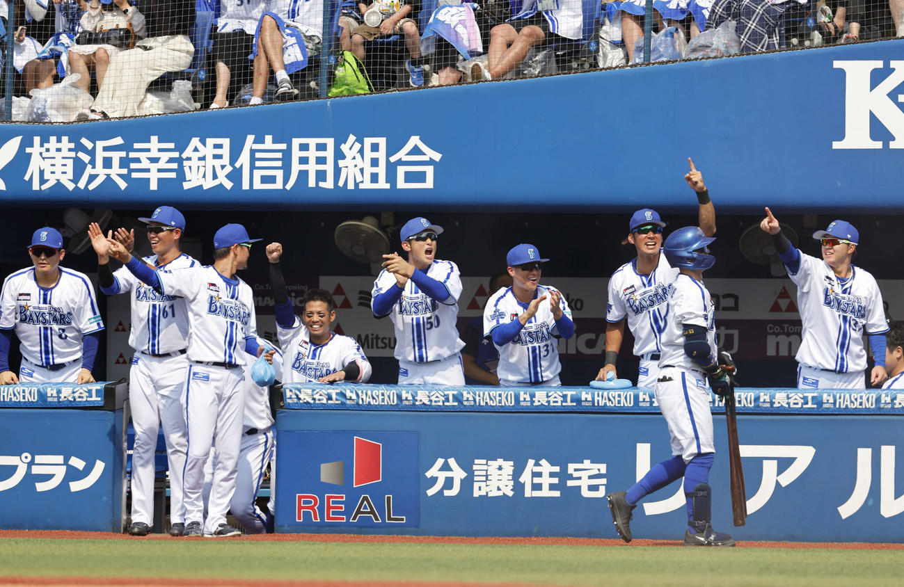 DeNA対阪神　2回裏DeNA1死満塁、伊藤光の先制の右犠飛に喜ぶDeNAベンチ（撮影・藤尾明華）