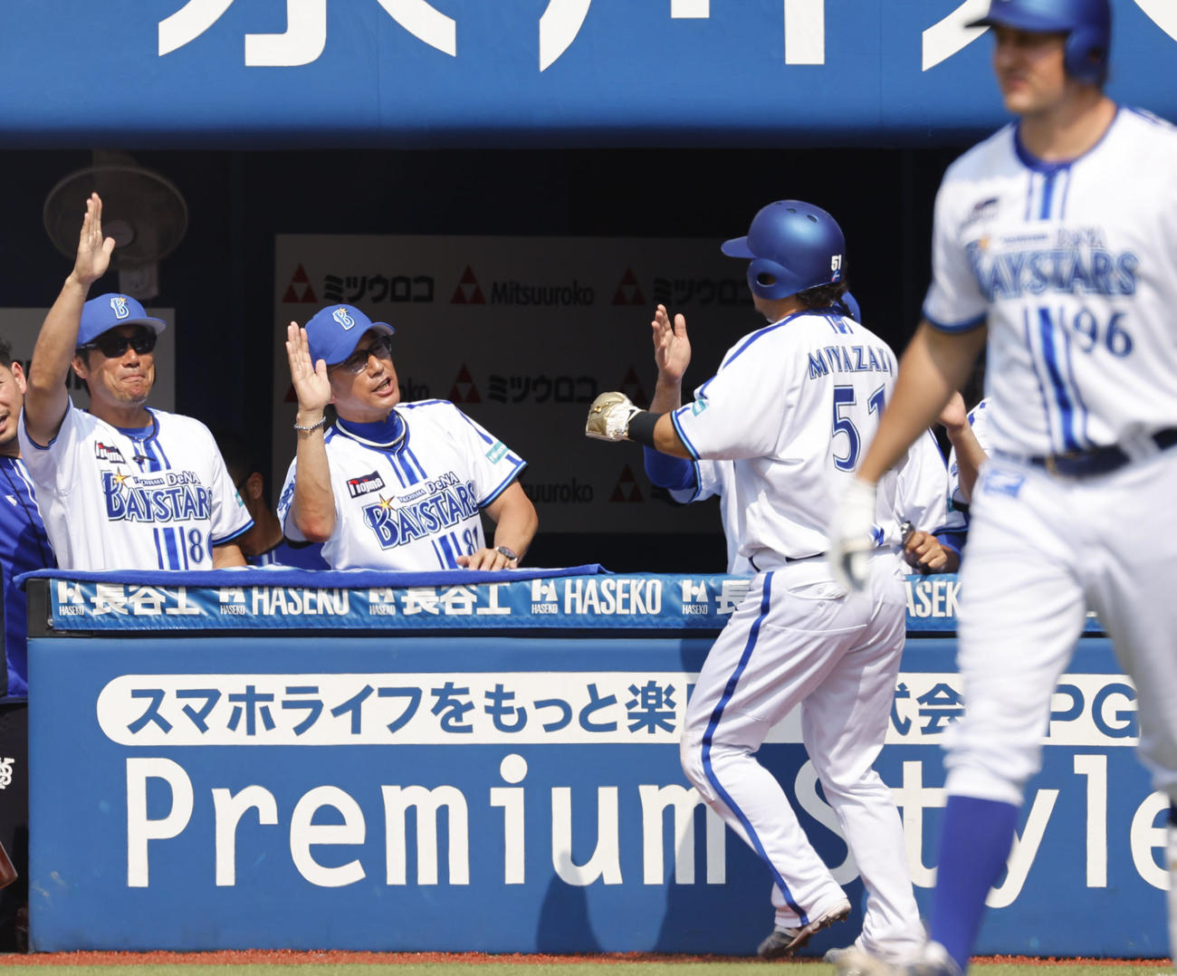 DeNA対阪神　2回裏DeNA1死満塁、伊藤の先制の右犠飛で生還した宮崎敏郎を迎える三浦監督（左から2人目）（撮影・藤尾明華）