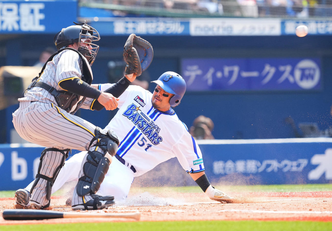DeNA対阪神　2回裏DeNA1死満塁、伊藤光の犠飛で生還する宮崎（撮影・垰建太）
