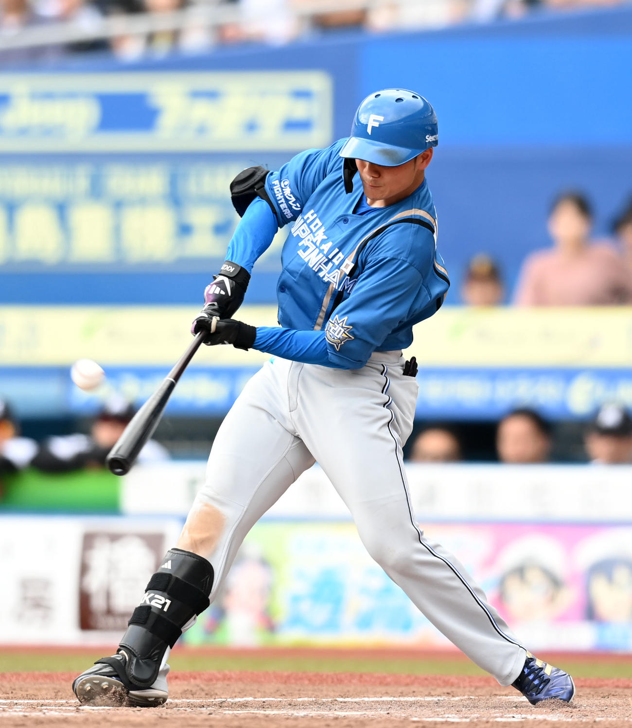 ロッテ対日本ハム　9回表日本ハム1死三塁、右越え2点本塁打を放つ清宮（撮影・横山健太）