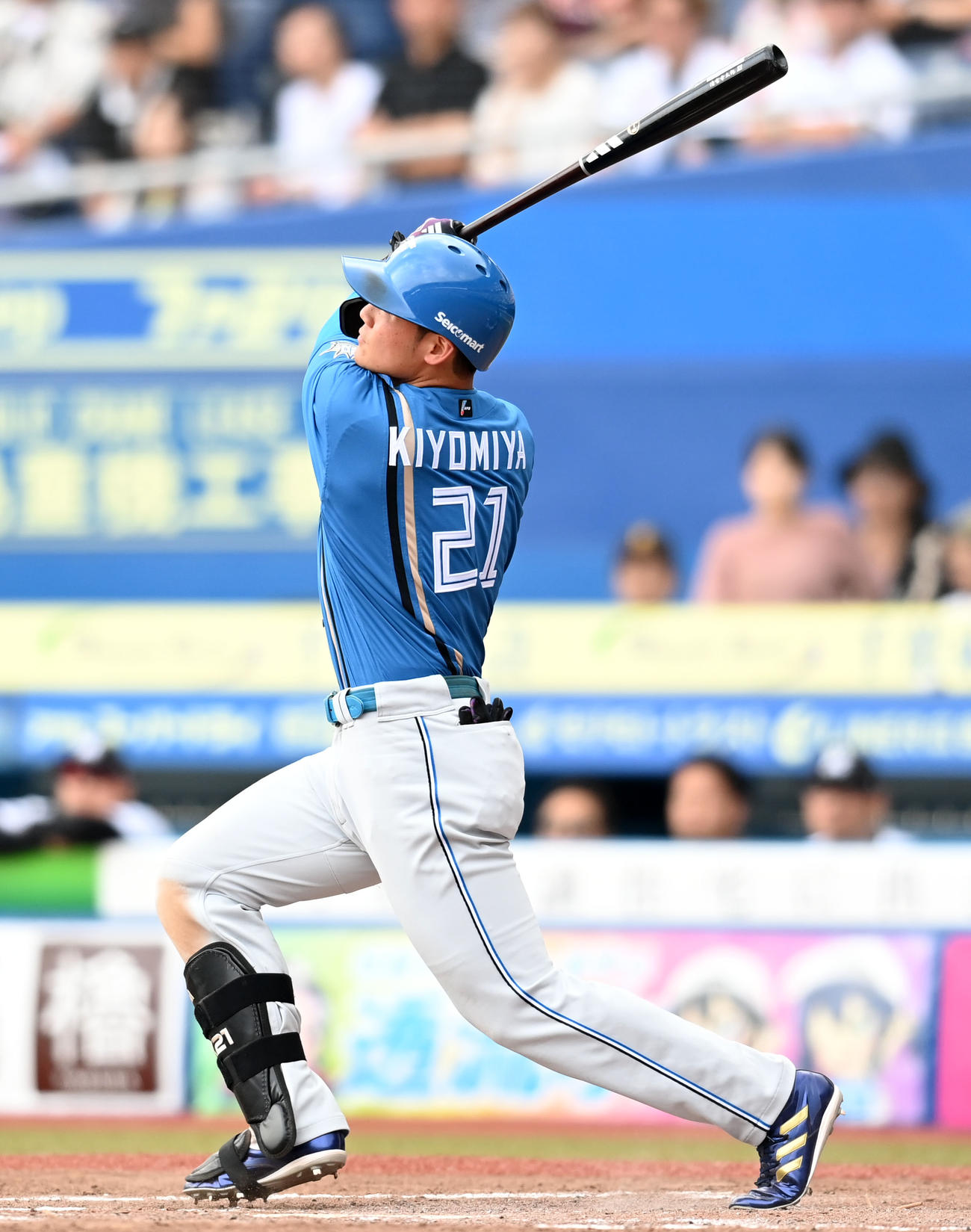 ロッテ対日本ハム　9回表日本ハム1死三塁、右越え2点本塁打を放つ清宮（撮影・横山健太）