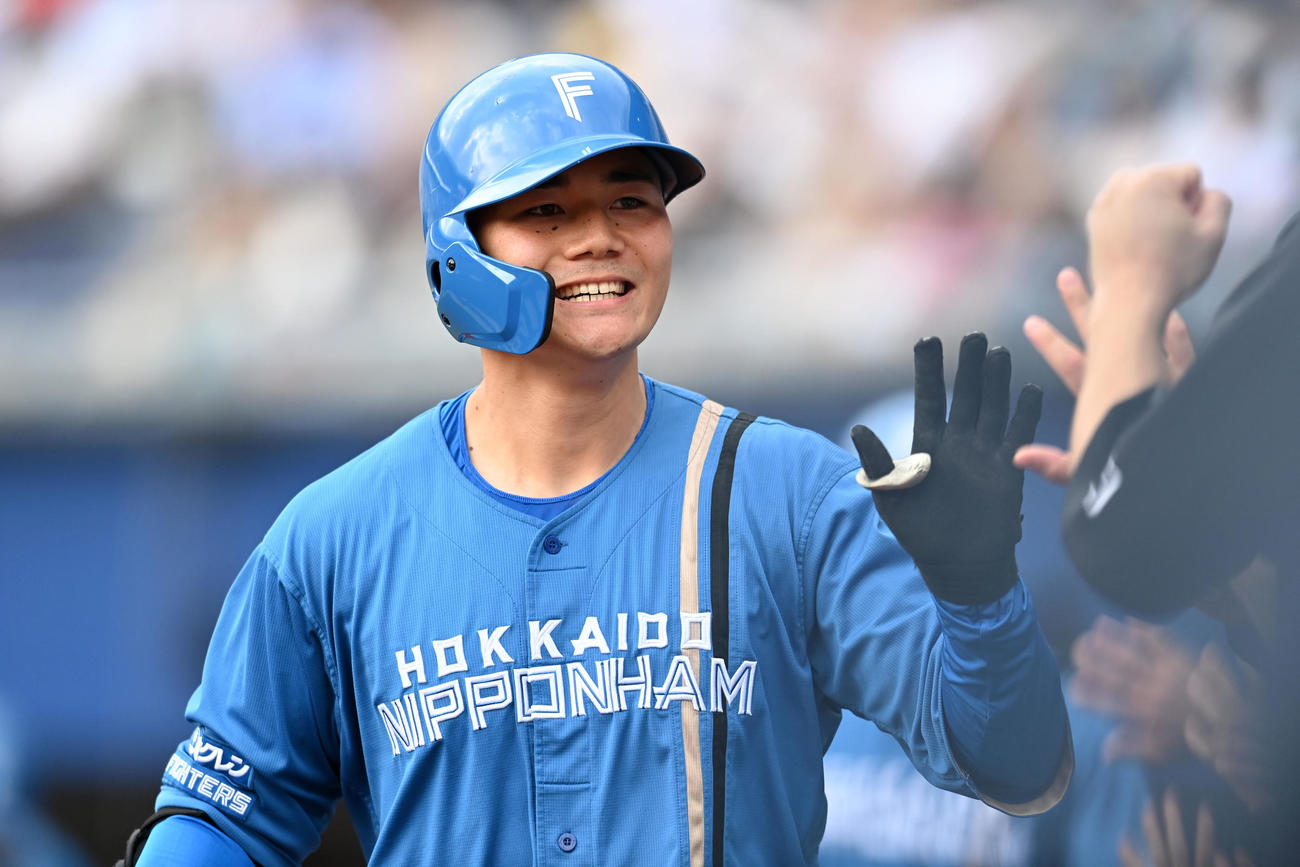 ロッテ対日本ハム　9回表日本ハム1死三塁、右越え2点本塁打を放ちタッチを交わす清宮（撮影・横山健太）