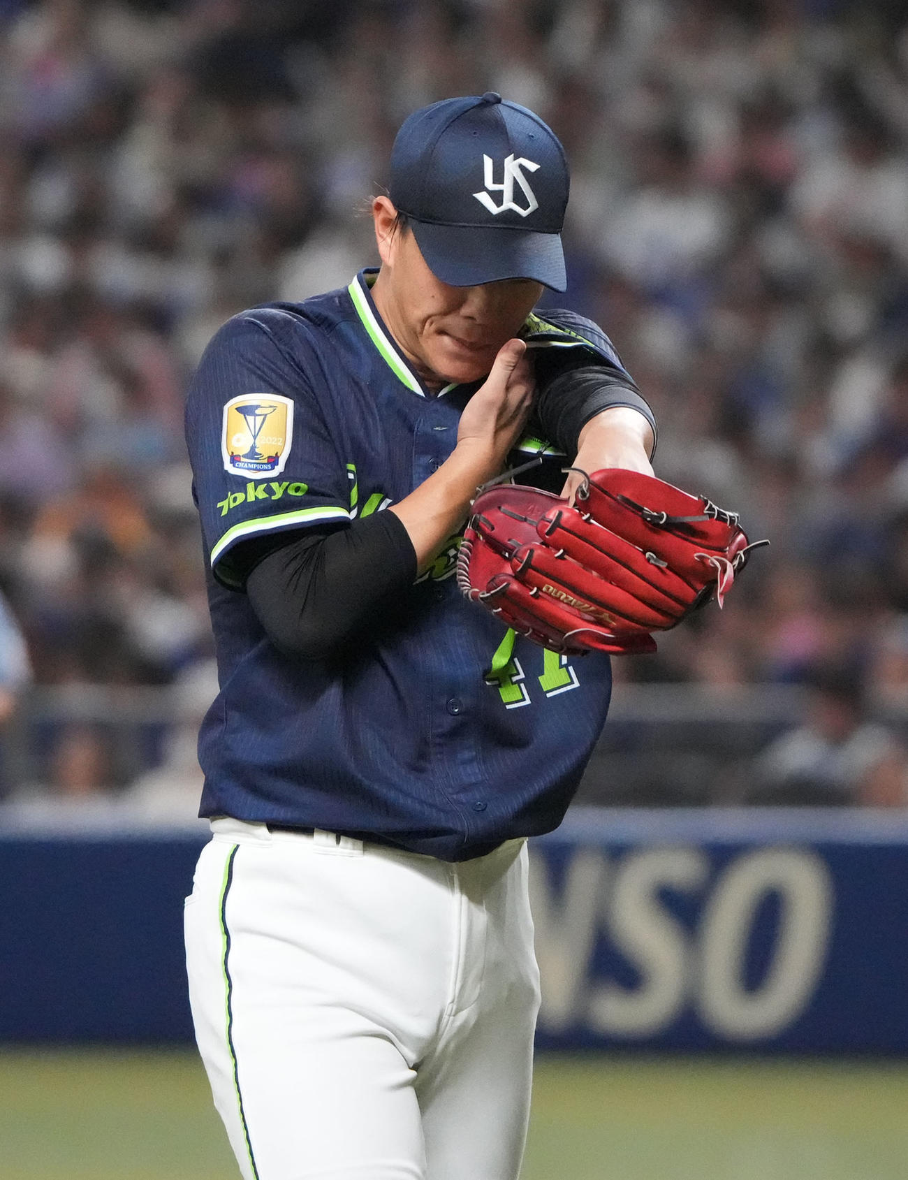 中日対ヤクルト　5回終了、汗を拭きながらベンチへ戻る高橋（撮影・森本幸一）