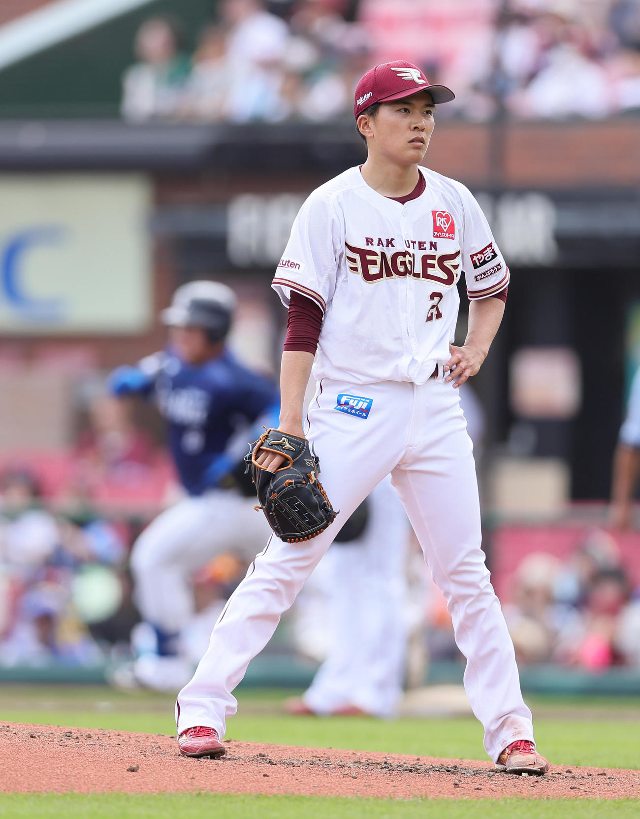楽天対西武　3回表西武無死一塁、渡部（後方）に左越え2点本塁打を浴びた早川（撮影・足立雅史）