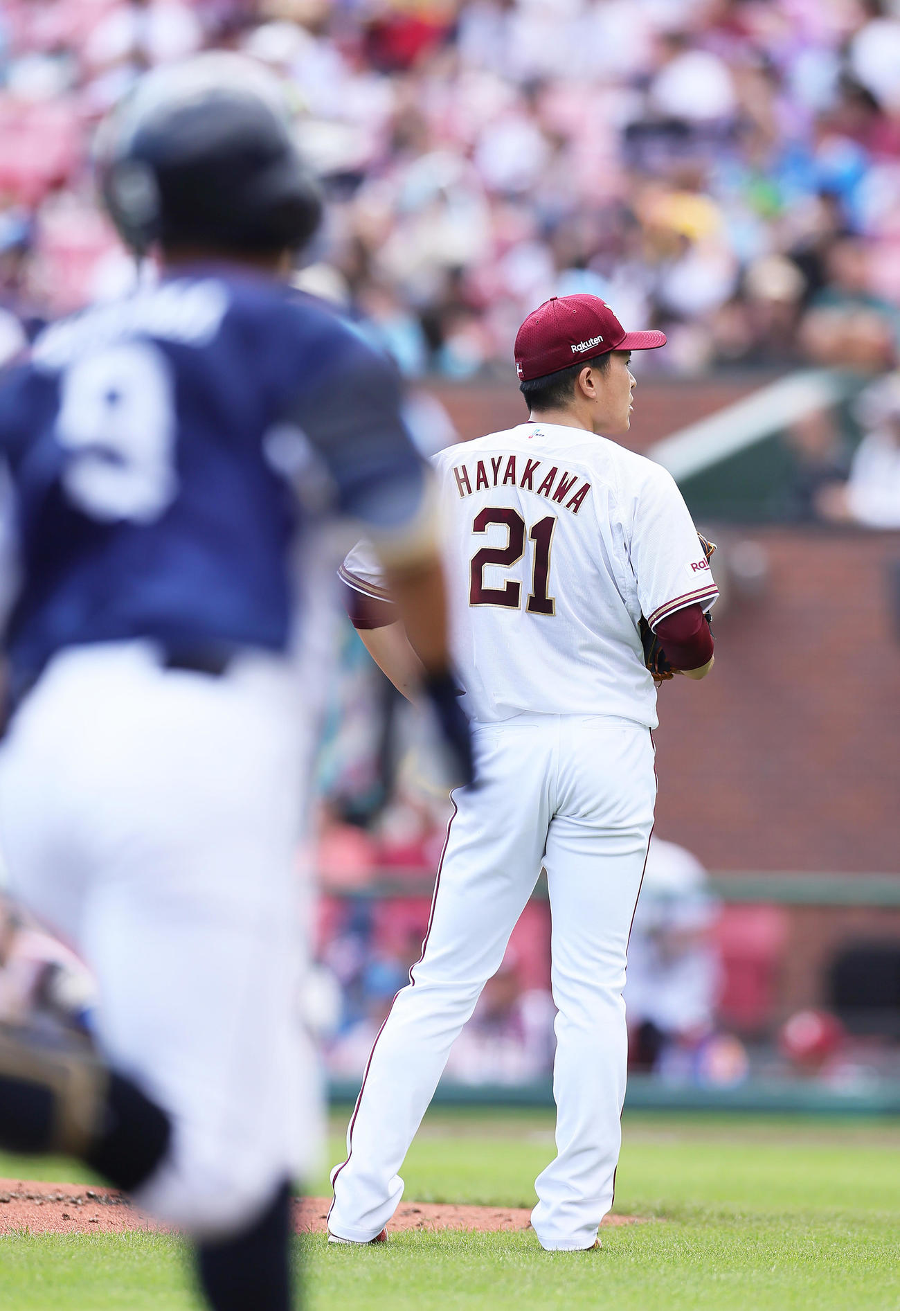 楽天対西武　2回表西武2死一、二塁、蛭間（手前）に右越え3点本塁打を浴びた早川（撮影・足立雅史）