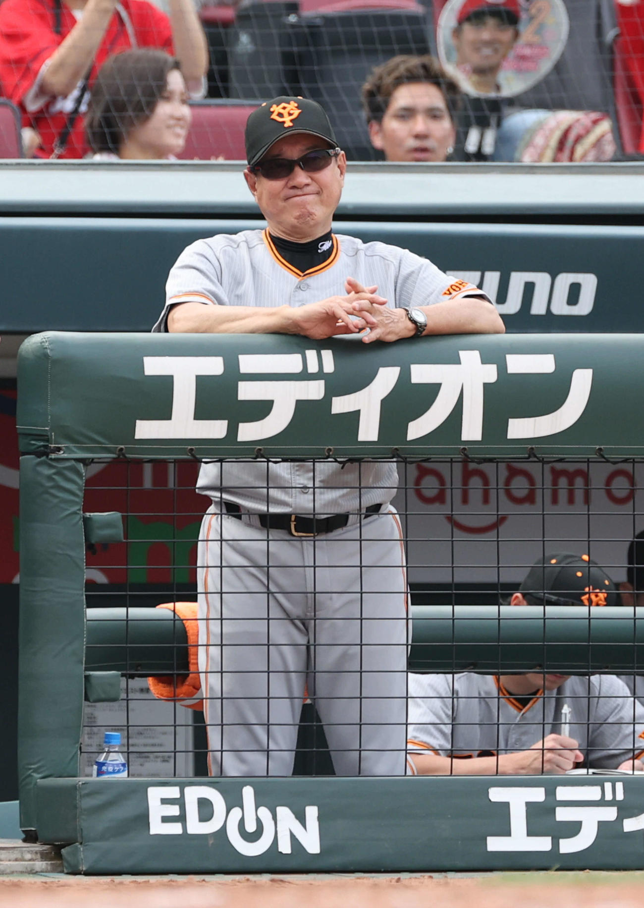 広島対巨人　9回表巨人2死、代打の重信が倒れて4位転落となった原監督（撮影・加藤孝規）