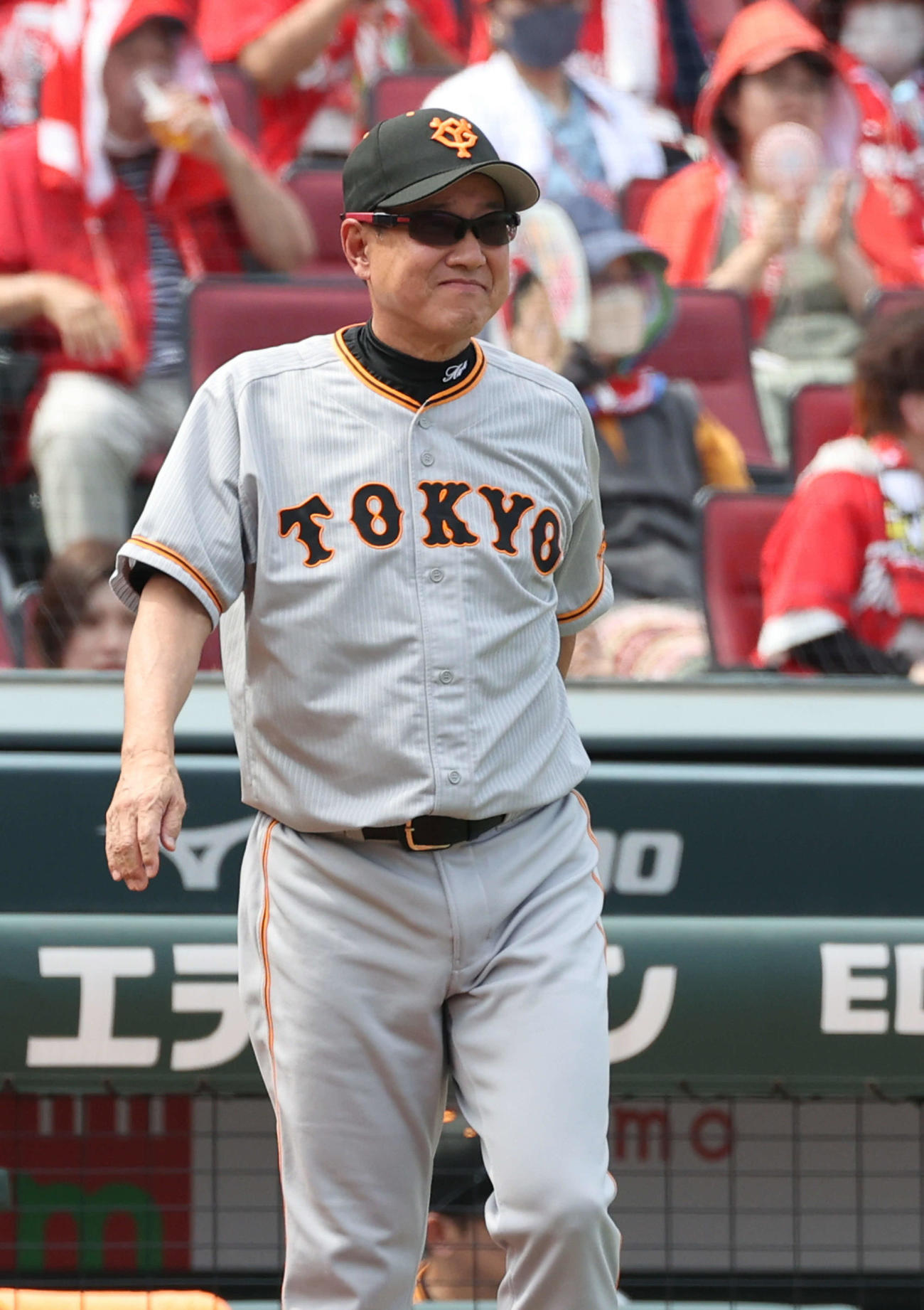 広島対巨人　4回裏広島、交代を告げる原監督（撮影・加藤孝規）