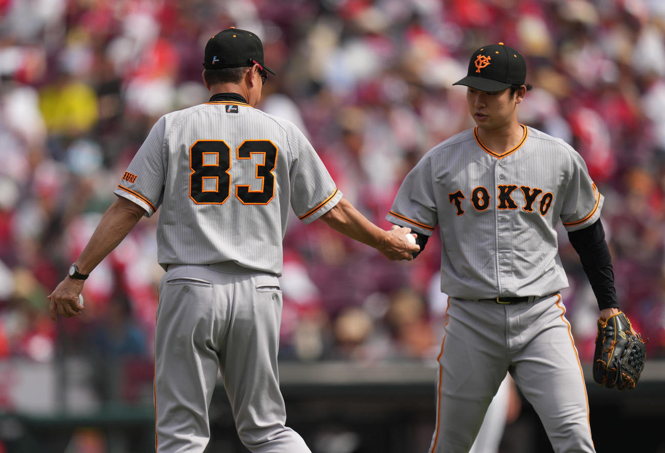 広島対巨人　6回裏途中、降板し、マウンドに向かう原監督（左）にボールを手渡す山崎伊（撮影・狩俣裕三）