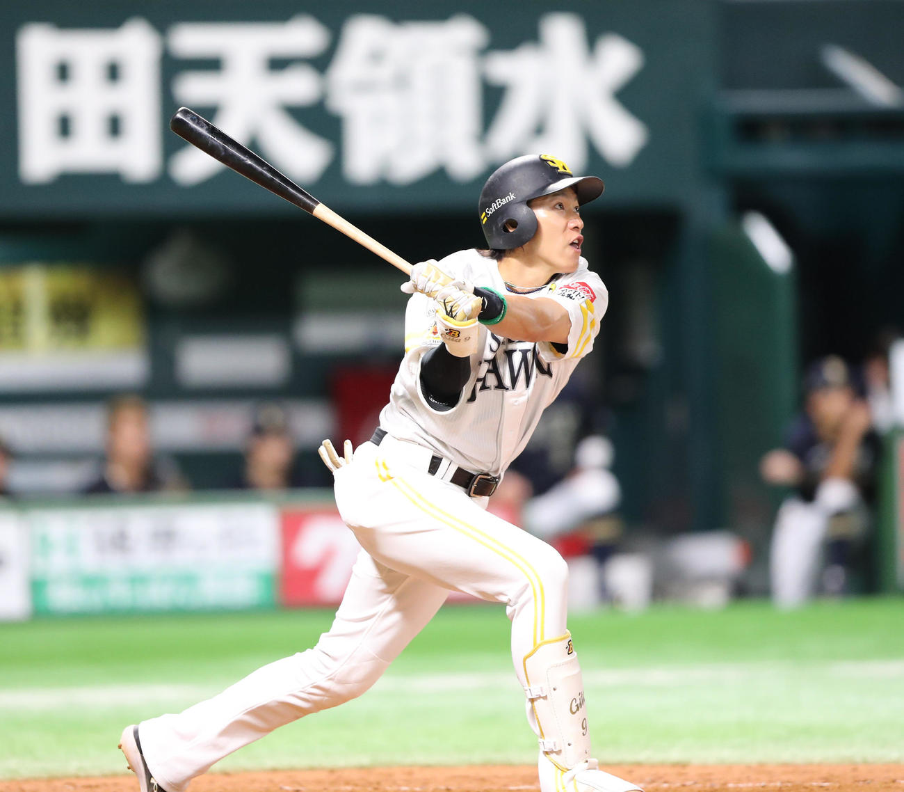 ソフトバンク対オリックス　9回裏ソフトバンク2死一塁、柳田は右越えに2点本塁打を放つ（撮影・梅根麻紀）