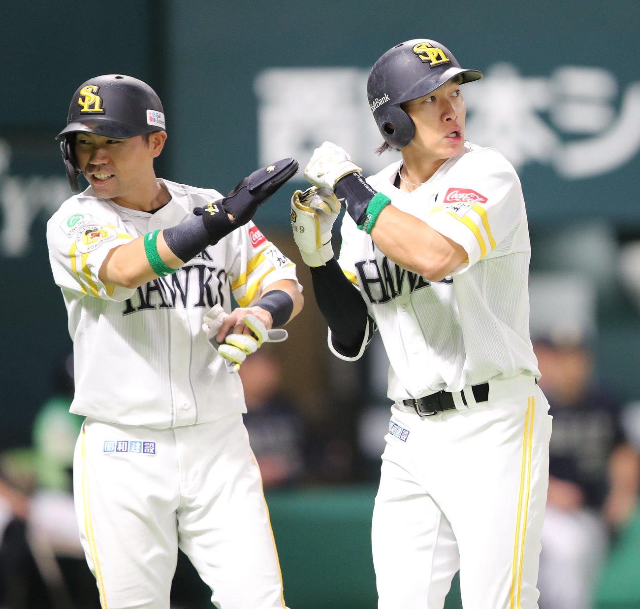 ソフトバンク対オリックス　9回裏ソフトバンク2死一塁、柳田は右越えに2点本塁打を放ち中村晃とハイタッチ（撮影・梅根麻紀）