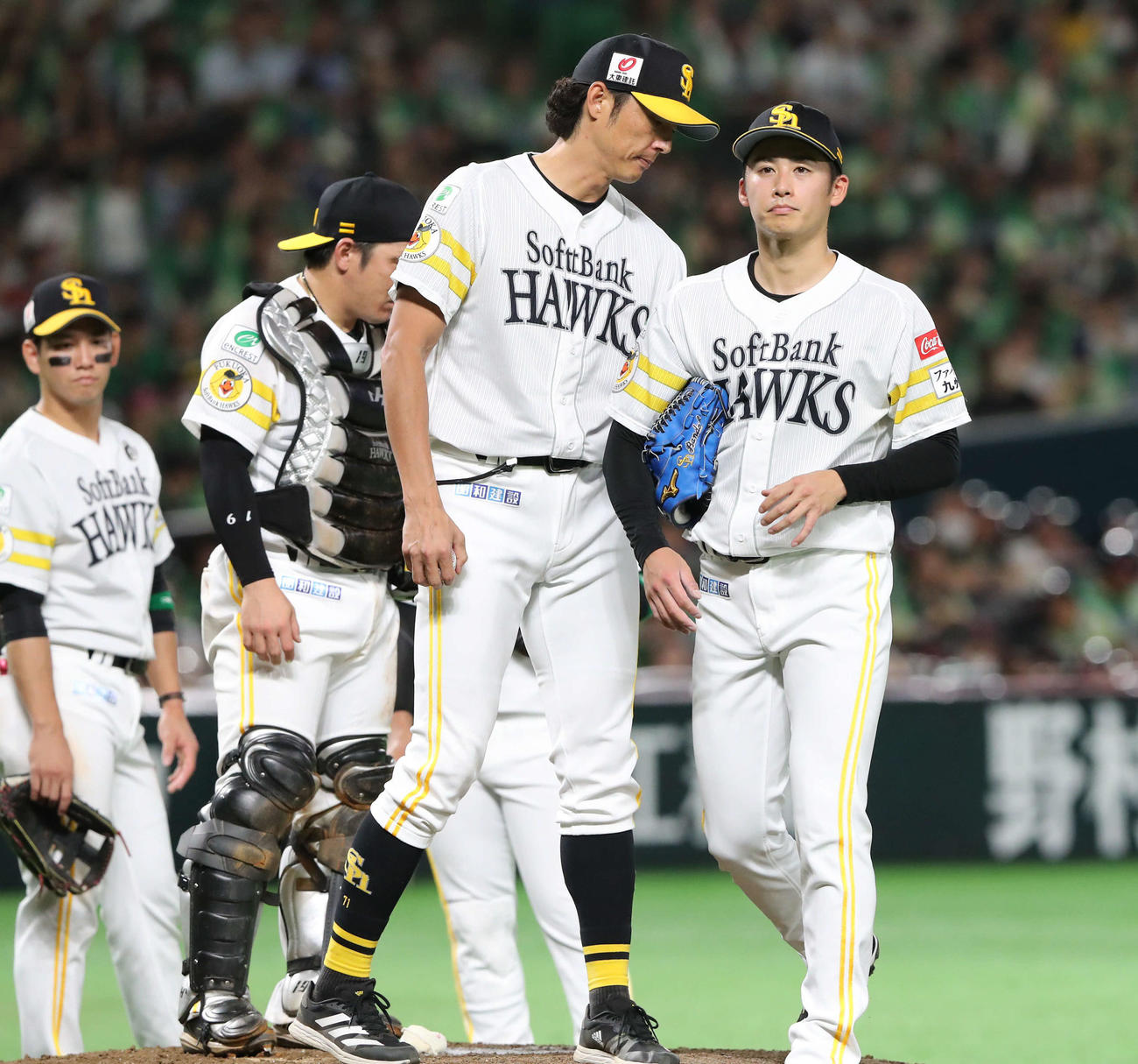 ソフトバンク対オリックス　5回途中3失点で今季初黒星を喫したソフトバンク板東（右）（撮影・梅根麻紀）