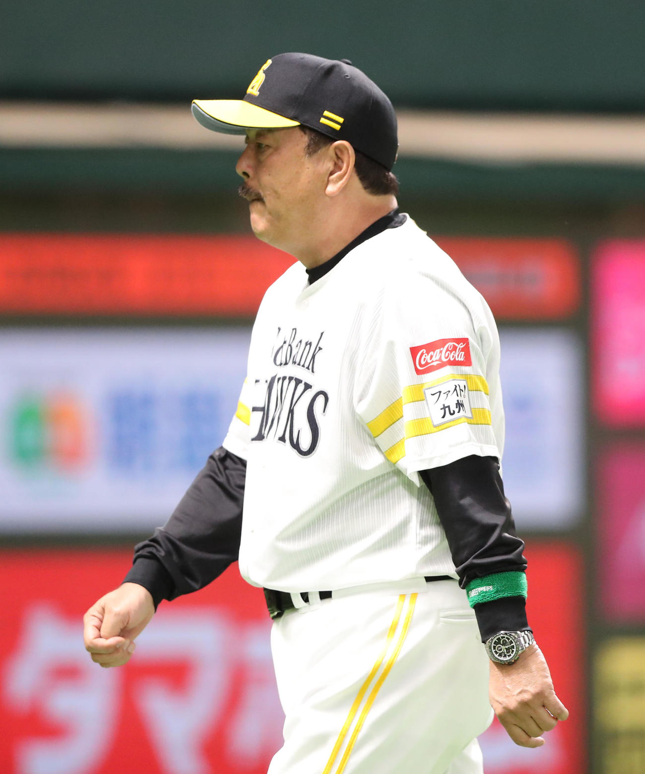 ソフトバンク対オリックス　審判に選手交代を告げた藤本監督（撮影・梅根麻紀）