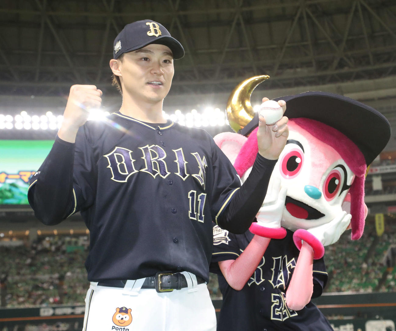 ソフトバンク対オリックス　勝利投手となった山崎福はガッツポーズ（撮影・梅根麻紀）