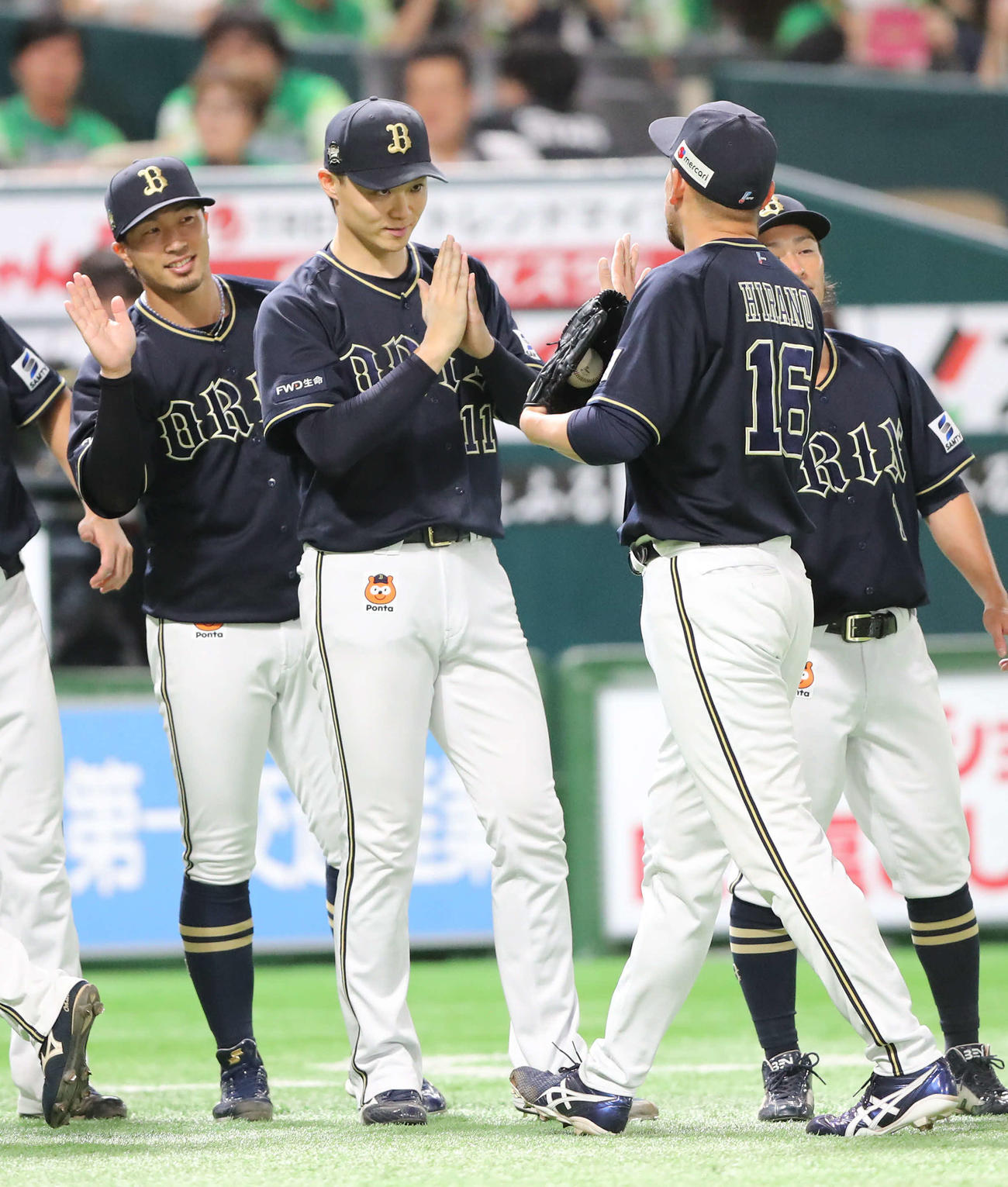 ソフトバンク対オリックス　勝利投手となった山崎福は最後を抑えた平野佳に手を合わせる（撮影・梅根麻紀）