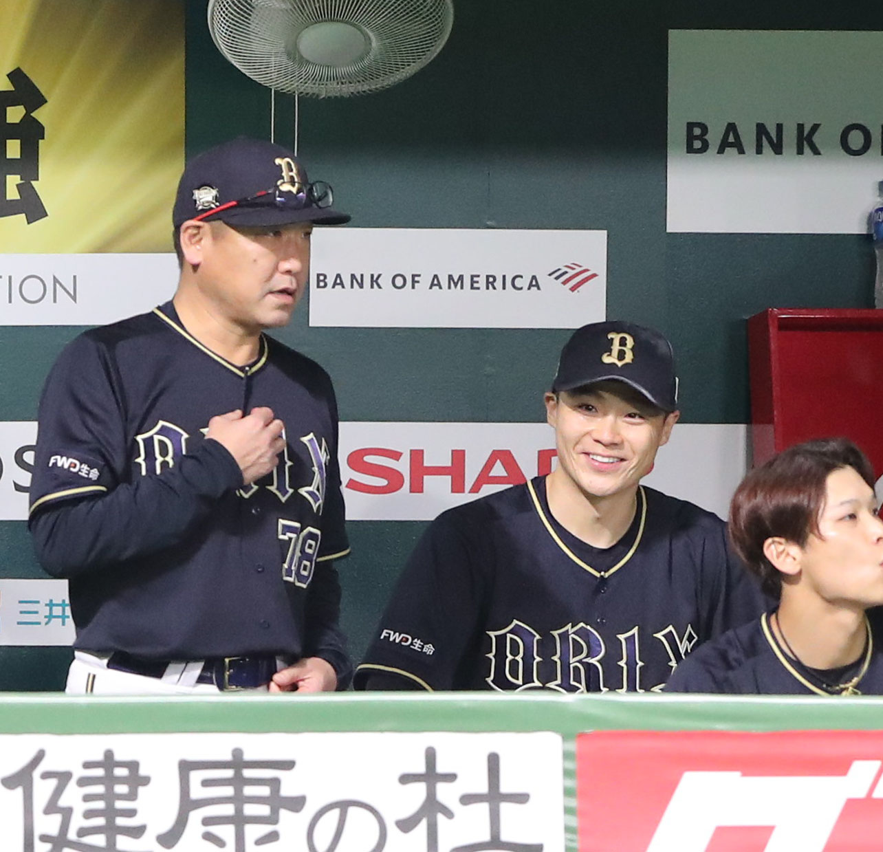 ソフトバンク対オリックス　8回を投げ終えた山崎福は中嶋監督に声をかけられ笑顔（撮影・梅根麻紀）