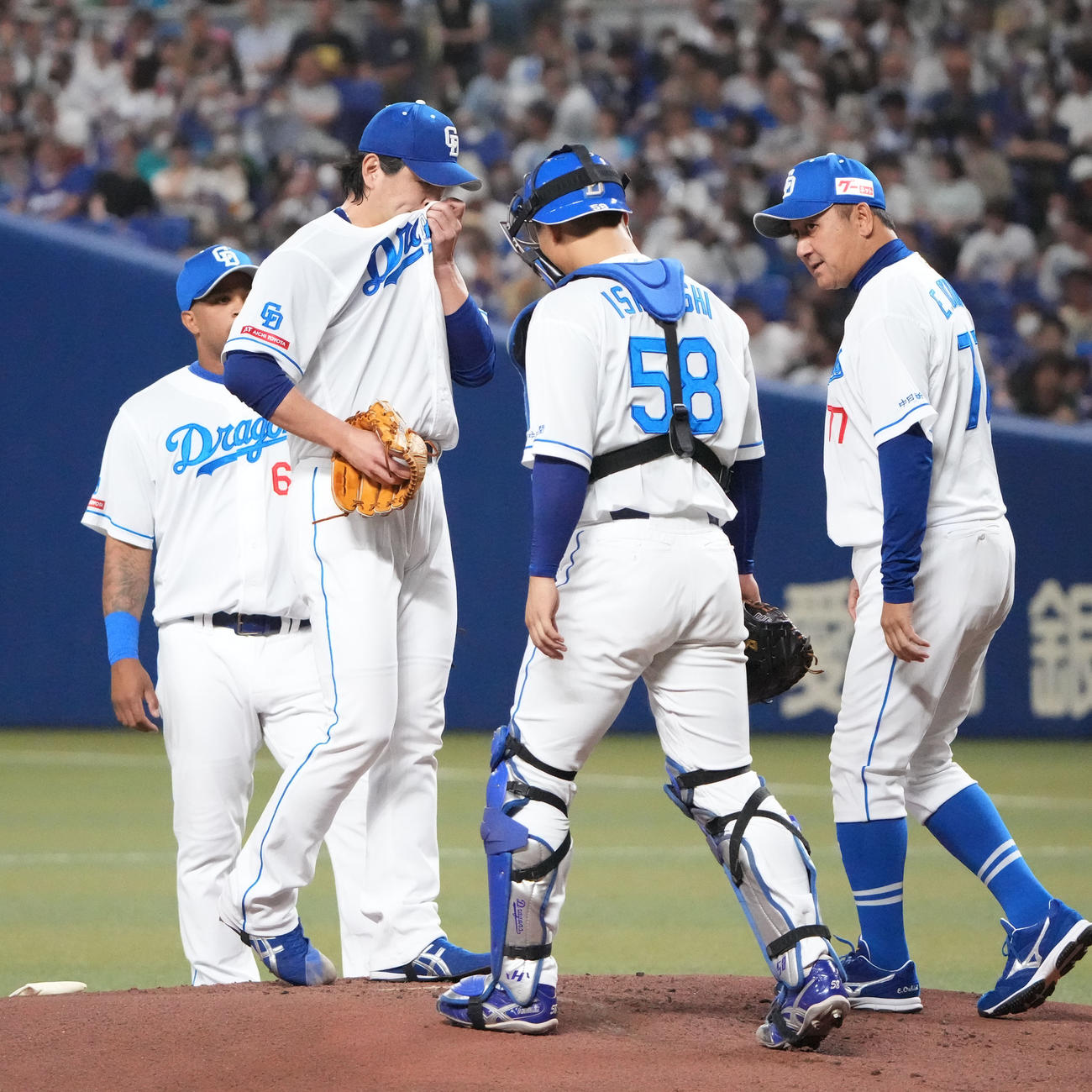中日対ヤクルト　1回表ヤクルト1死満塁、マウンドの涌井（左から2人目）のもとに集まる中日ナイン（撮影・森本幸一）