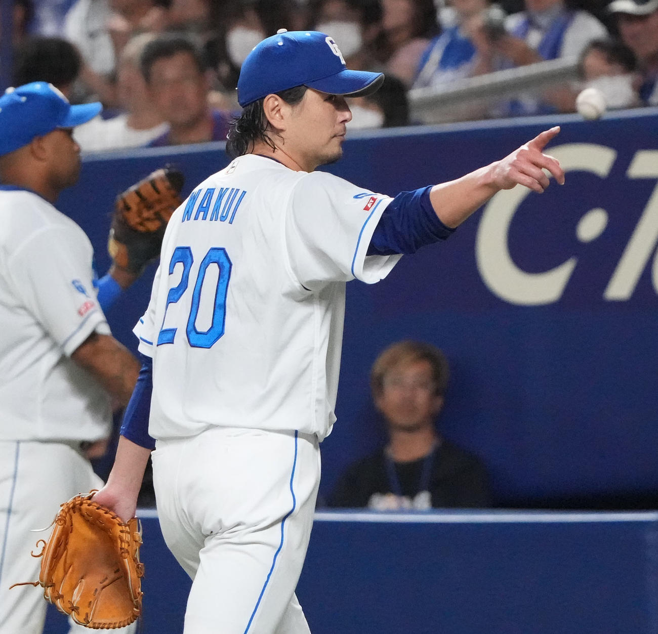 中日対ヤクルト　4回表終了、野手に合図を送りベンチへ戻る涌井（右）（撮影・森本幸一）