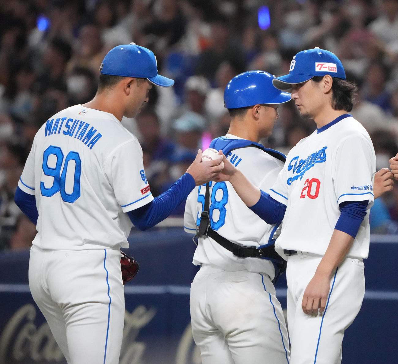 中日対ヤクルト　試合終了、松山から勝利球を受け取る涌井（右）（撮影・森本幸一）