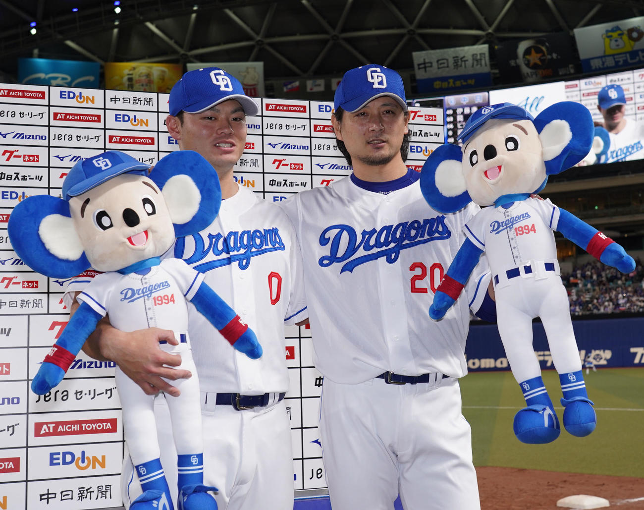 中日対ヤクルト　ヒーローインタビューを終えポーズを決める（左から）細川と涌井（撮影・森本幸一）