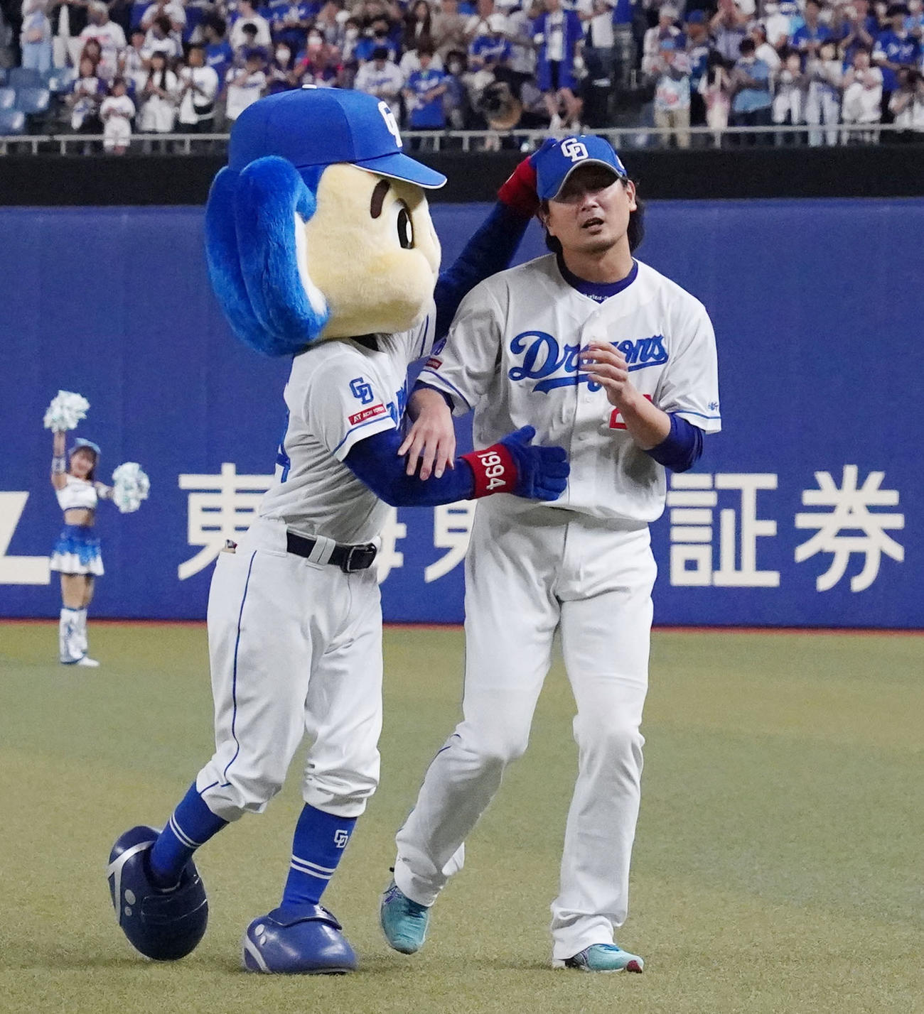 中日対ヤクルト　ドアラから祝福を受ける涌井（右）（撮影・森本幸一）