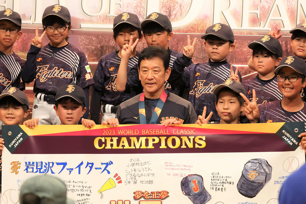 侍ジャパン前監督の栗山英樹氏、WBC優勝記念の単独パレードで決意「しっかりと前に進みます」 - プロ野球写真ニュース : 日刊スポーツ
