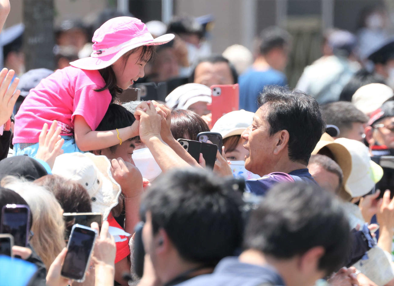 「栗山監督優勝パレード」で子どもと握手する侍ジャパン栗山英樹前監督（撮影・黒川智章）