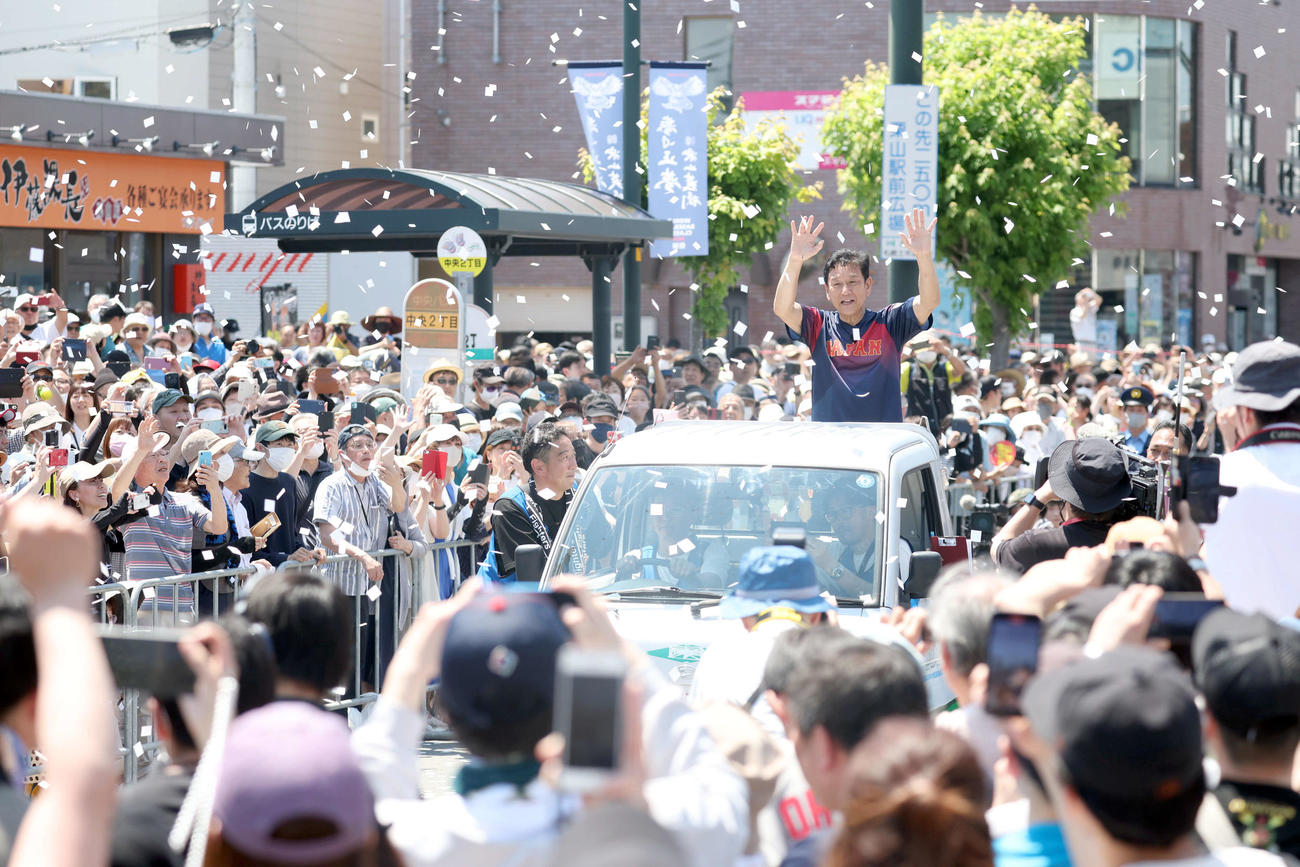 侍ジャパン栗山英樹前監督の優勝パレードが北海道・栗山町で行われ、詰めかけたファンに祝福される（撮影・佐藤翔太）