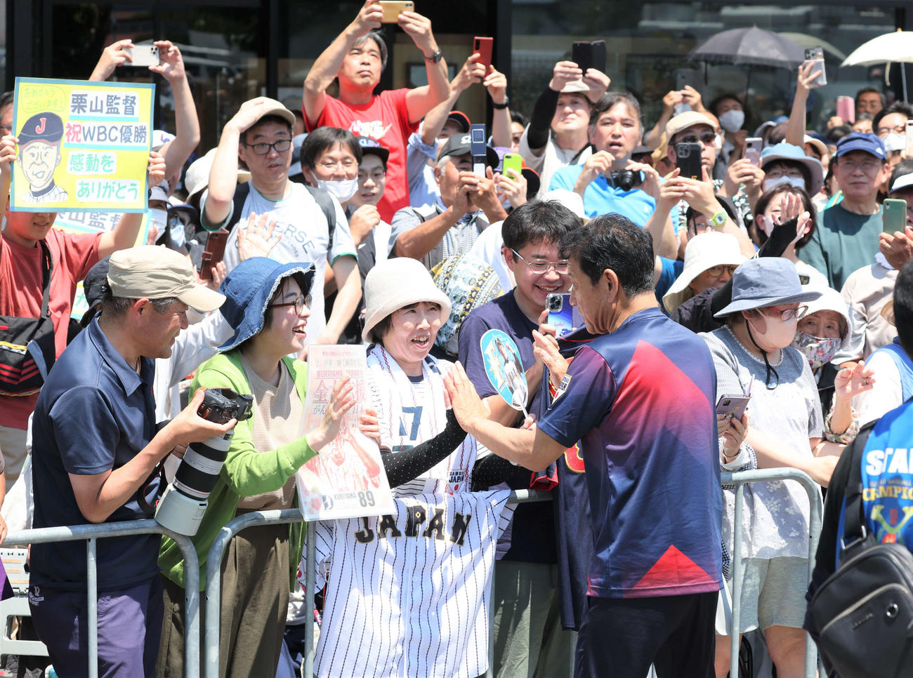 侍ジャパン前監督の栗山英樹氏、WBC優勝記念の単独パレードで決意「しっかりと前に進みます」 - プロ野球写真ニュース : 日刊スポーツ