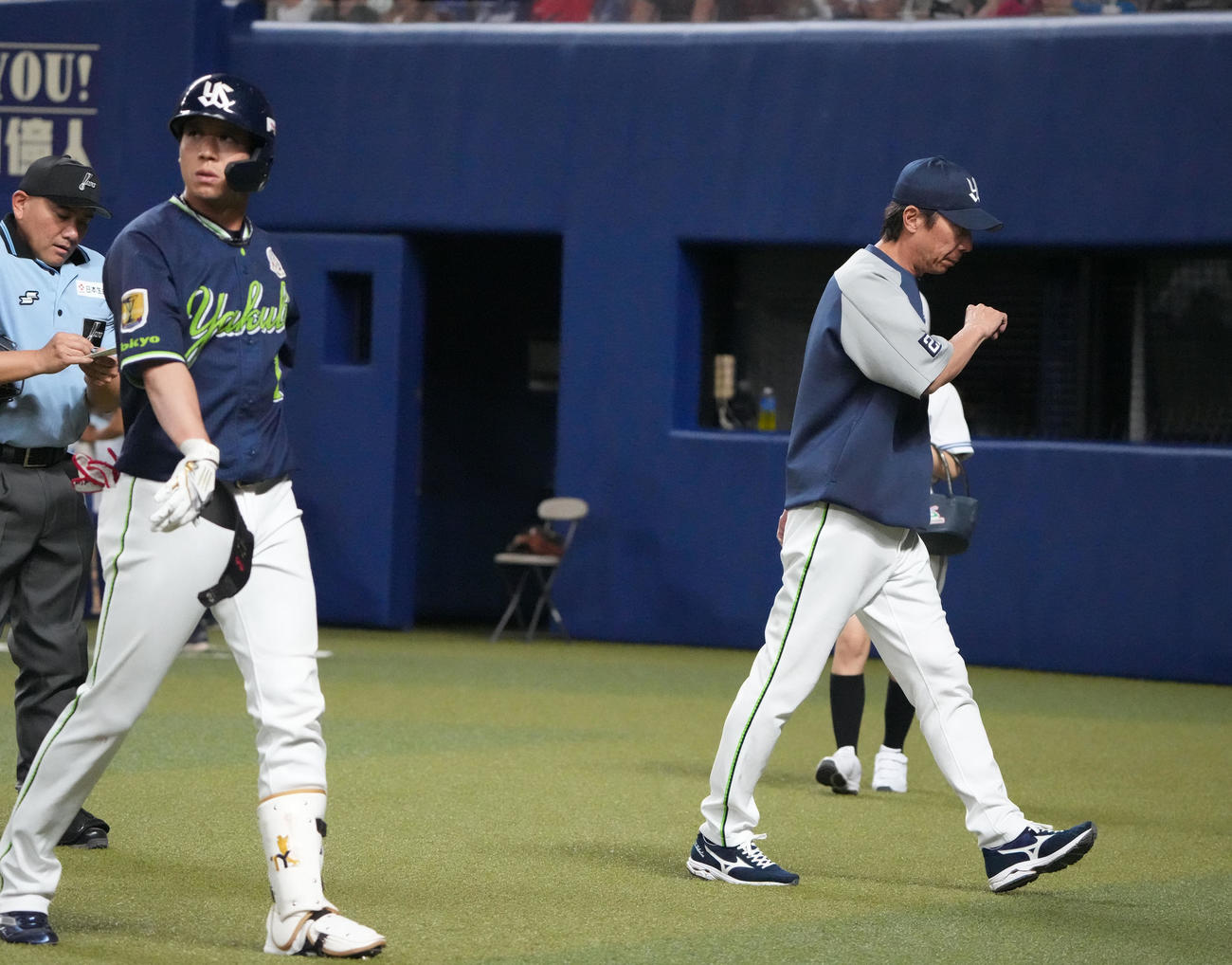 中日対ヤクルト　7回表終了、選手交代を告げベンチへ戻る高津監督（右）（撮影・森本幸一）