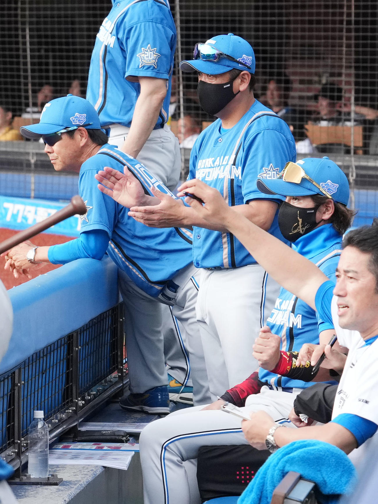ロッテ対日本ハム　6回表日本ハム1死一、三塁、上川畑が中前適時打を放ち小さくガッツポーズする新庄監督（右から2人目）（撮影・横山健太）