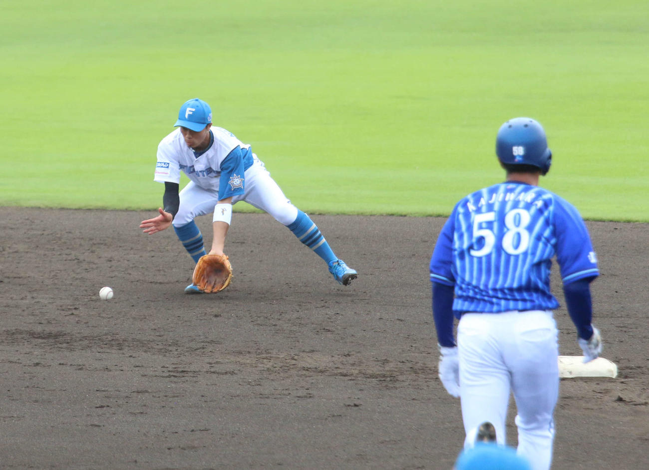 日本ハム対DeNA 3回表DeNA2死一、二塁　故障から実戦復帰した日本ハム中島が遊ゴロをさばく（撮影・木下大輔）