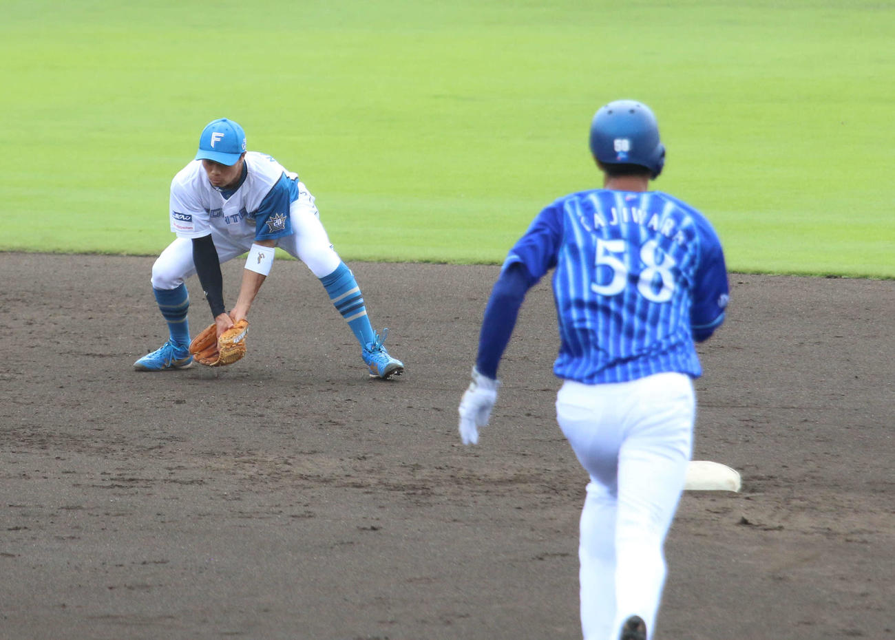 日本ハム対DeNA 3回表DeNA2死一、二塁　故障から実戦復帰した日本ハム中島が遊ゴロをさばく（撮影・木下大輔）