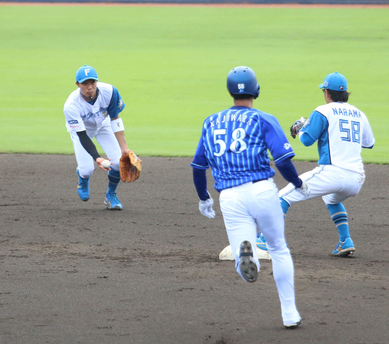 日本ハム対DeNA 3回表DeNA2死一、二塁　故障から実戦復帰した日本ハム中島が遊ゴロをさばく（撮影・木下大輔）